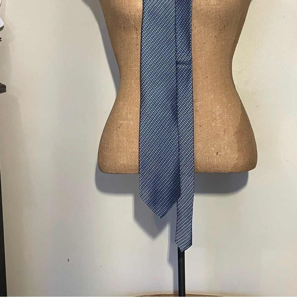 Jos. A. Bank Traveler Stain Resistant 100% silk tie long blue & white